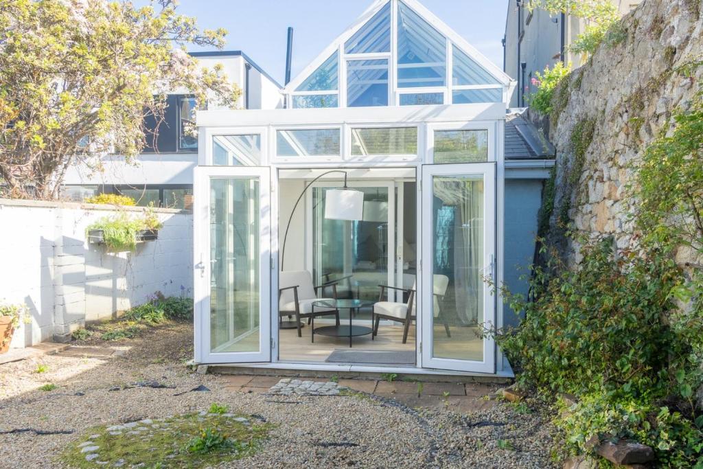 Zahrada ubytování GuestReady - Modernised cottage in Monkstown