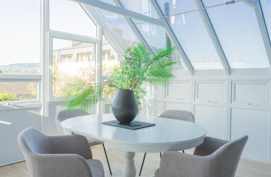 Posezení v ubytování GuestReady - Modernised cottage in Monkstown