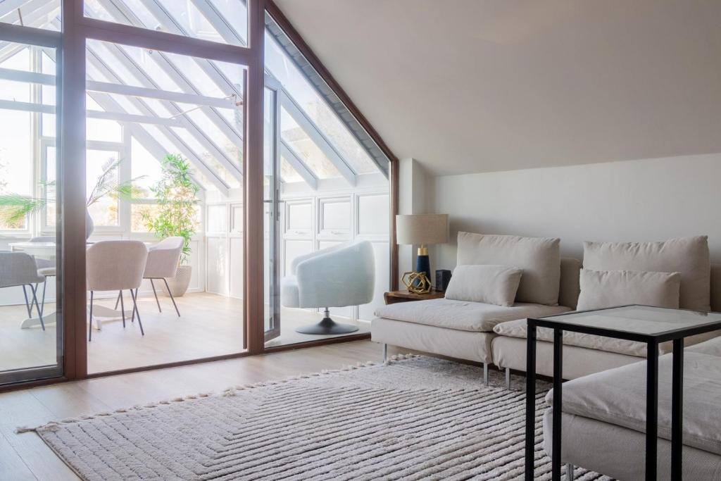 Posezení v ubytování GuestReady - Modernised cottage in Monkstown