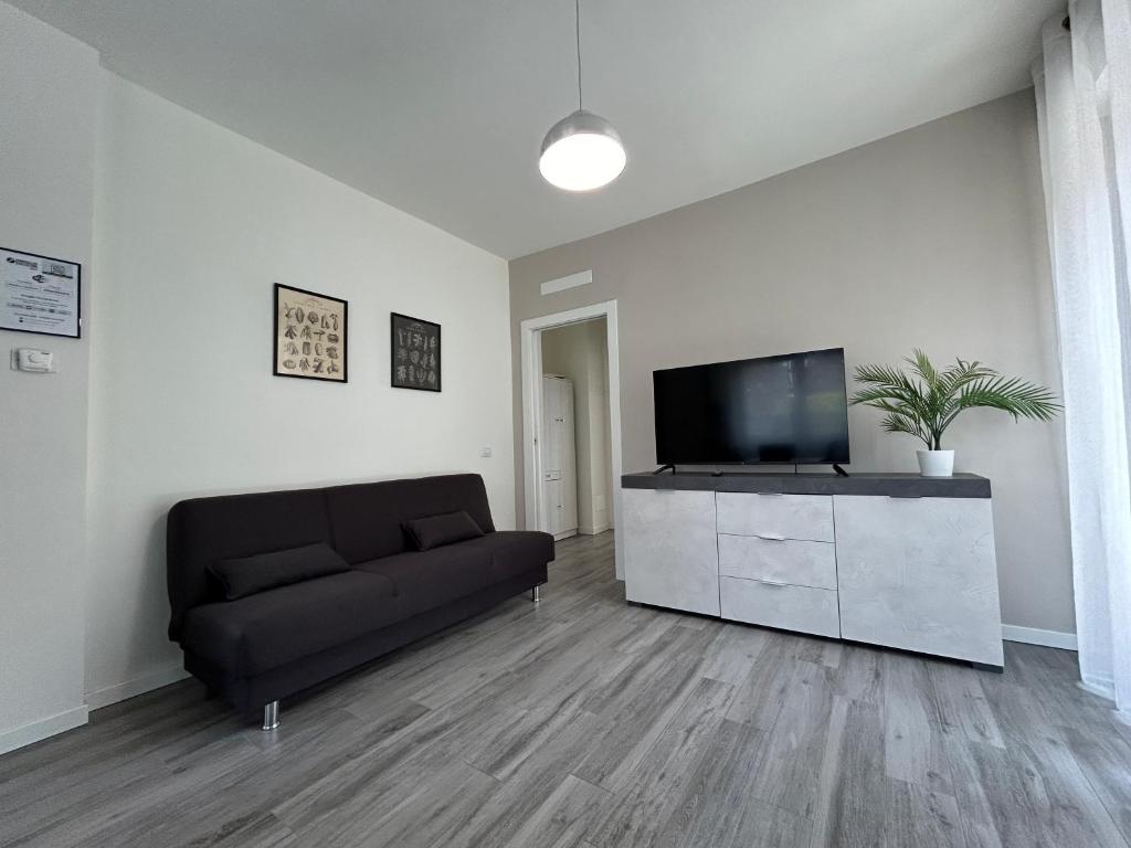 sala de estar con sofá y TV de pantalla plana en Treviolo - Immobili e Soluzioni Rent, en Treviolo