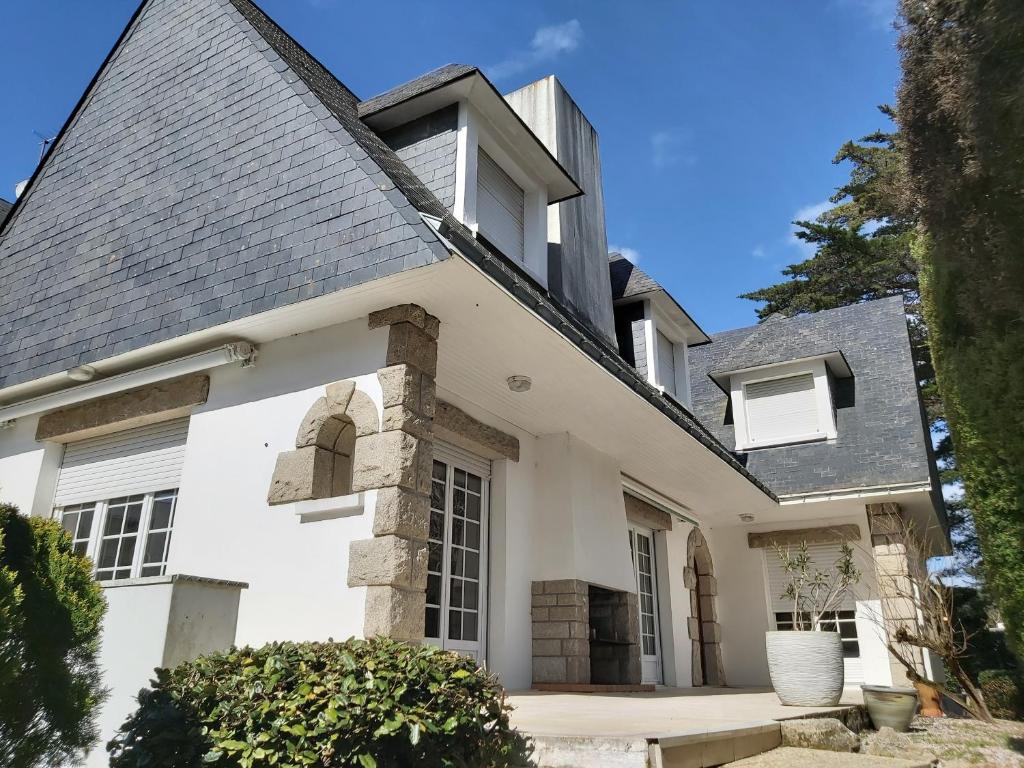 une maison blanche avec un toit gris dans l'établissement Villa Topaze La Baule les Pins, à La Baule