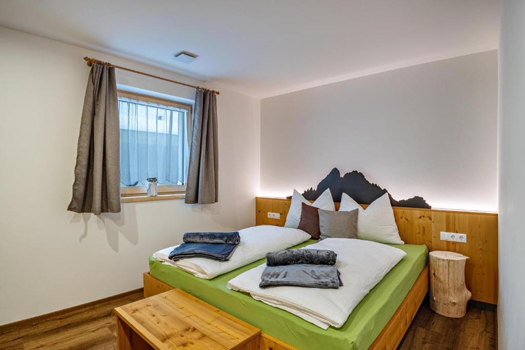 ein Schlafzimmer mit einem Bett mit zwei Kissen darauf in der Unterkunft Krämerhof Apt Peitlerkofel in Rodeneck