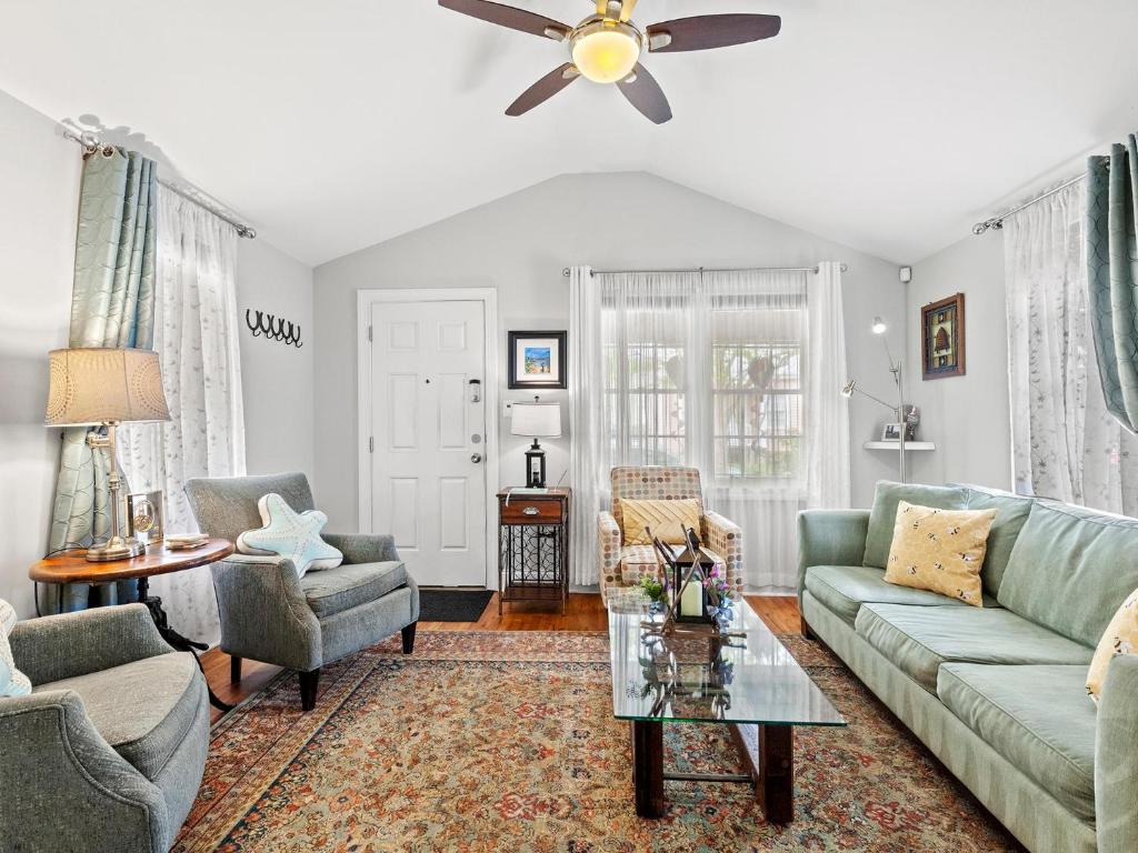 sala de estar con sofá y mesa en Craftsmith Cottage, en Savannah