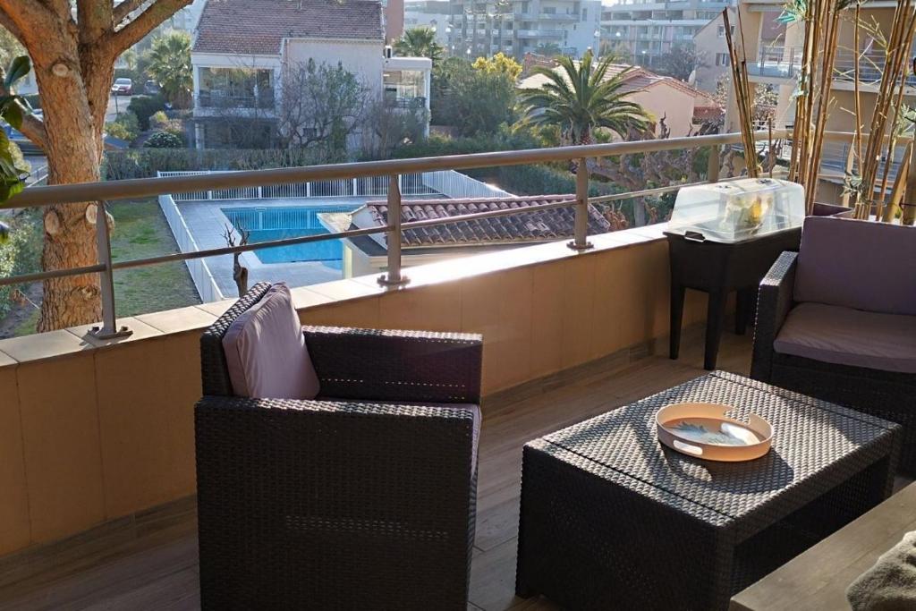 un balcon avec deux chaises et une table avec vue dans l'établissement 2P Piscine proche mer, à Fréjus