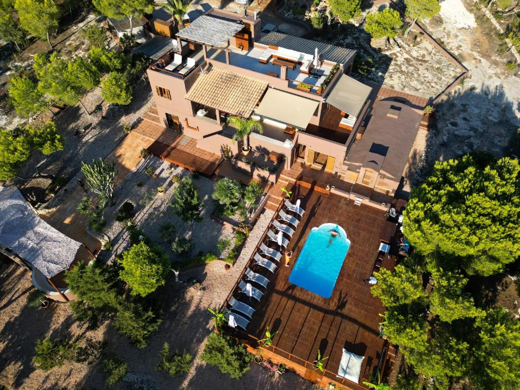einen Blick über ein Haus mit Pool in der Unterkunft villa barbarosa in Es Arenals