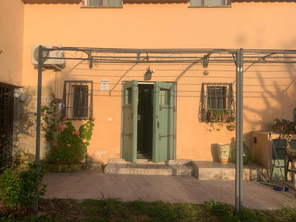 una porta verde sul lato di un edificio di Case GIALLA E ROSA a Pozzuoli