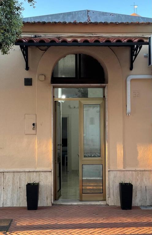 un accès à un bâtiment avec une porte en verre dans l'établissement Herdonia Home, à Ordona