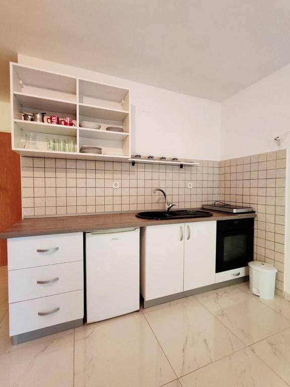 Kuchyň nebo kuchyňský kout v ubytování Apartments & Rooms Verse