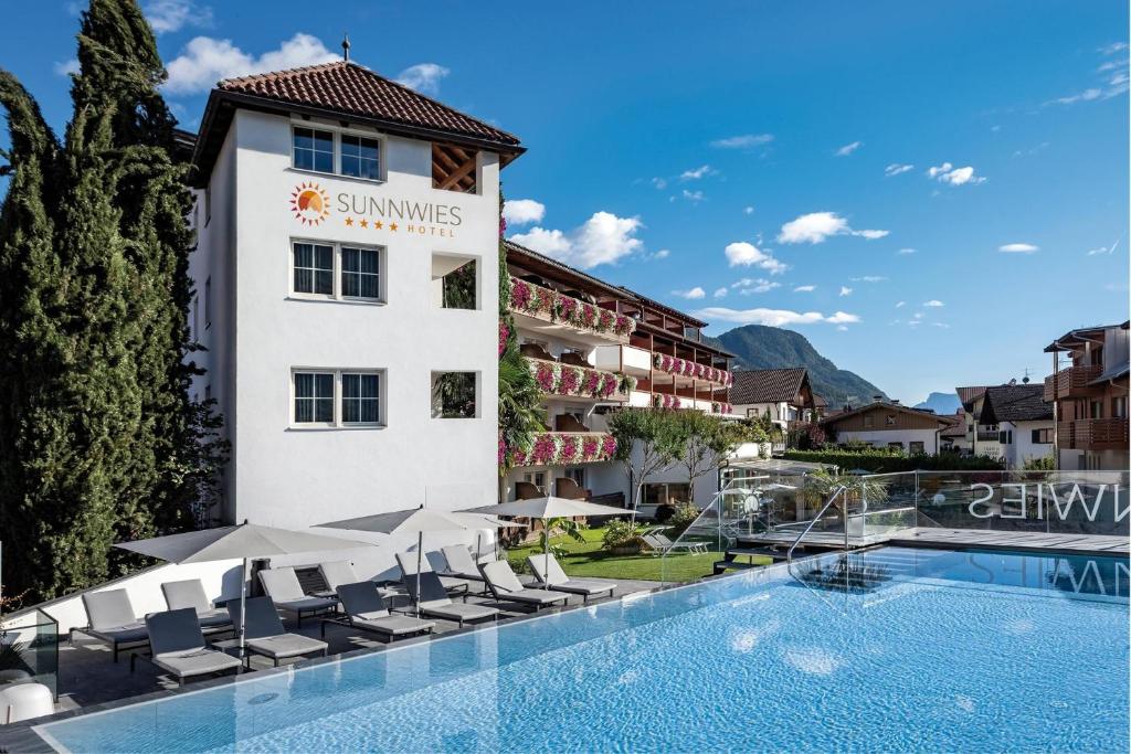 a view of the swimming pool at the summit hotel at Hotel Sunnwies in Schenna