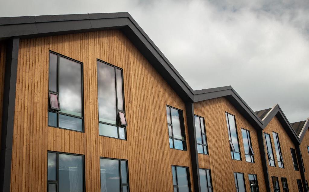 een kantoorgebouw met ramen aan de zijkant bij Hótel Jökulsárlón - Glacier Lagoon Hotel in Höfn