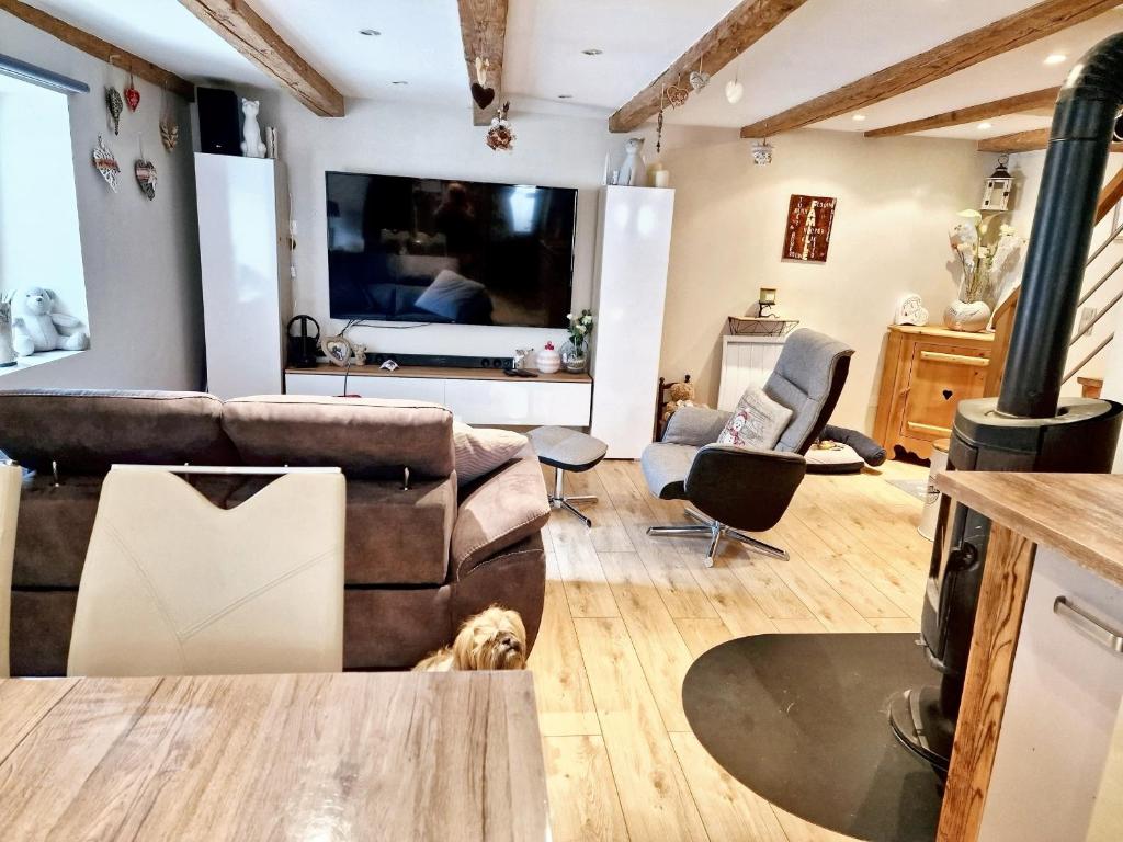 sala de estar con sofá y TV en Maison de 3 chambres avec terrasse et wifi a Faverges Seythenex en Vésonne