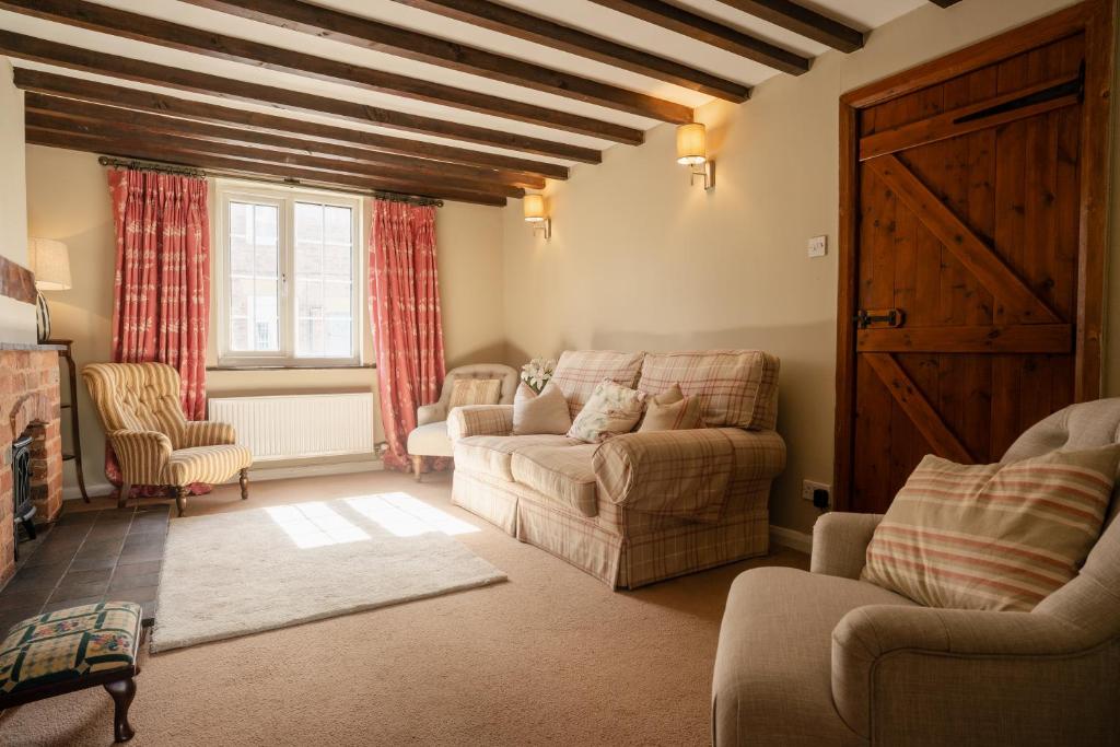 sala de estar con sofá y sillas en Well decorated & traditional cottage on Wales England border - sleeps 7 en Rossett