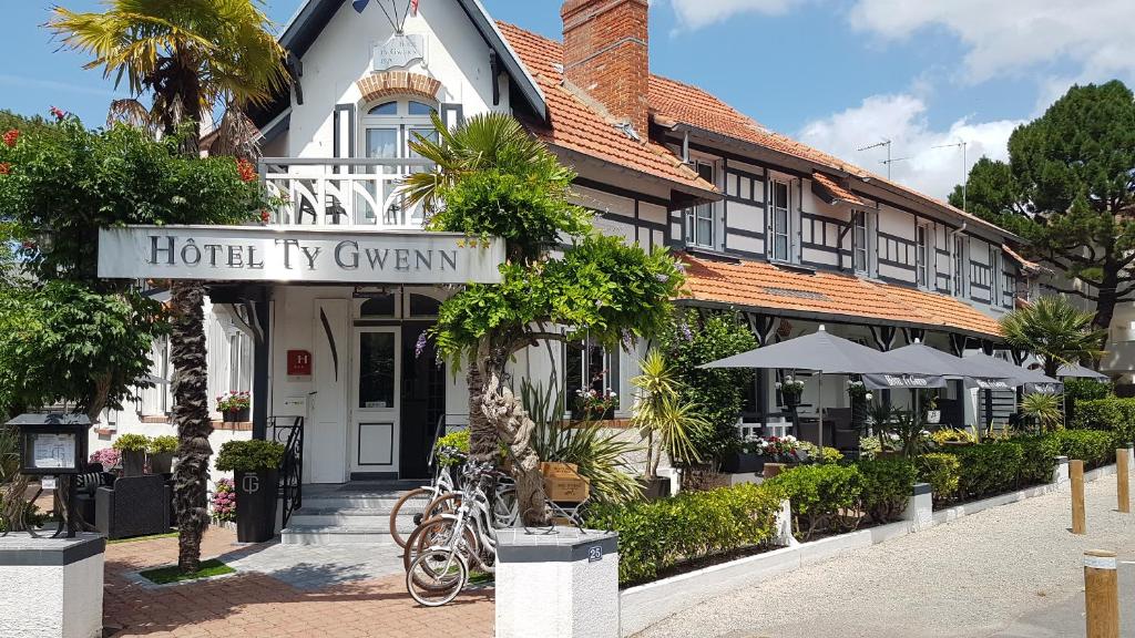 un panneau de conventions d'hôtel devant un bâtiment dans l'établissement Hotel Ty Gwenn La Baule, à La Baule