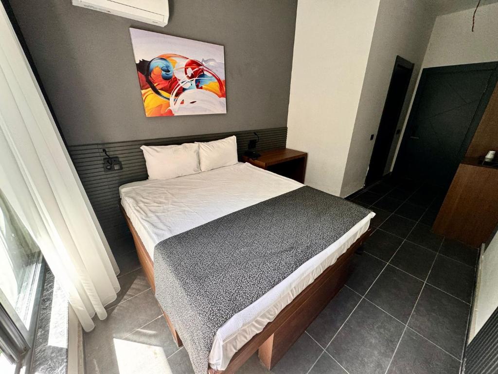 Postel nebo postele na pokoji v ubytování Wolf Of The City Hotel & Spa