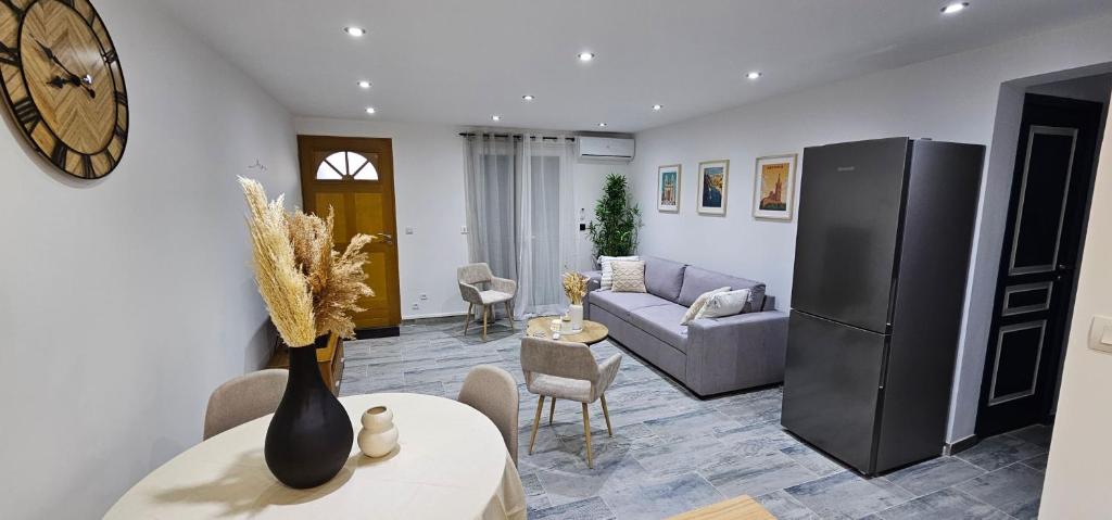 un salon avec un canapé et une horloge au mur dans l'établissement Appartement neuf (T3), à Marseille