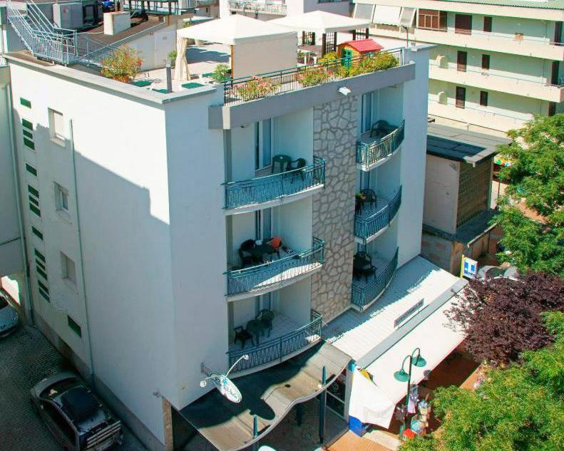 uma vista aérea de um edifício de apartamentos branco com varandas em Residence Le Vele em Cattolica