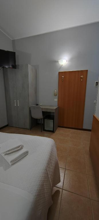 A bed or beds in a room at Hotel Nuovo Rondò