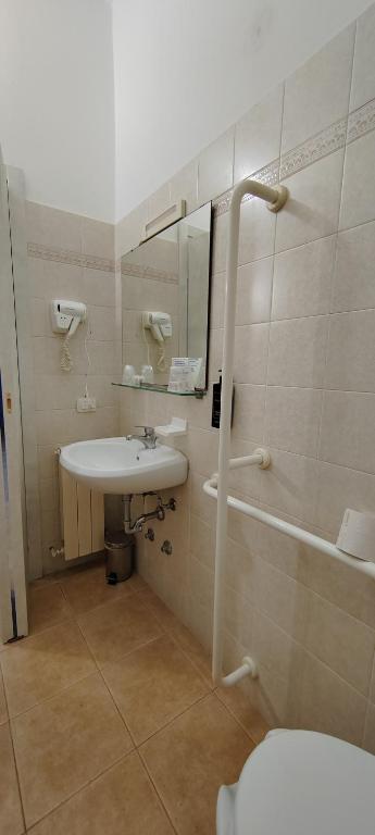 A bathroom at Hotel Nuovo Rondò