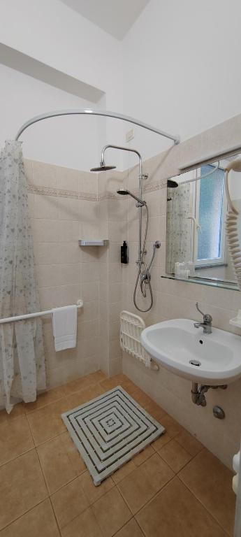 A bathroom at Hotel Nuovo Rondò