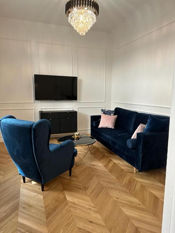 Hotel Nela, a living room with a couch and a table at Nela in Toruń