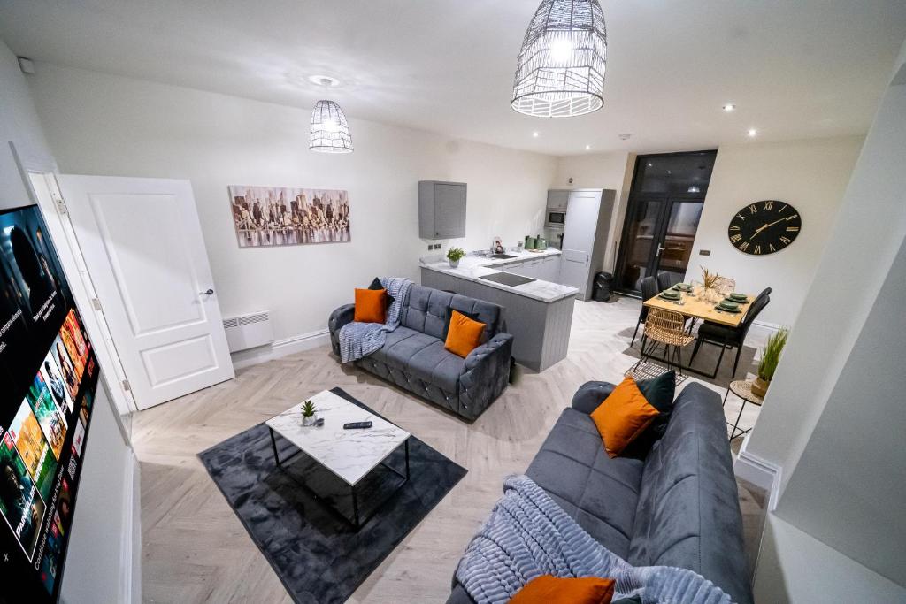 A seating area at Modern 2-Bed Townhouse, Conveniently Located Near Leeds City Centre - Perfect for Corporate Stays