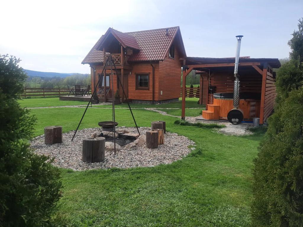 Zahrada ubytování Drewniane domki z prywatnym jacuzzi i widokiem na Góry - Klimatyczny Kompleks w Górach Izerskich #Widogruszka
