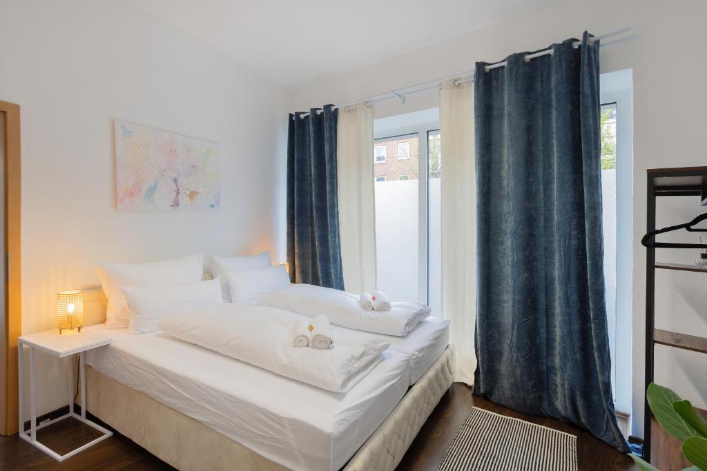 sypialnia z dużym łóżkiem i oknem w obiekcie ruhrApartments #Nähe A40 #zentral #fastWIFI #perfekt für Familien und Geschäftsreisen w mieście Bochum