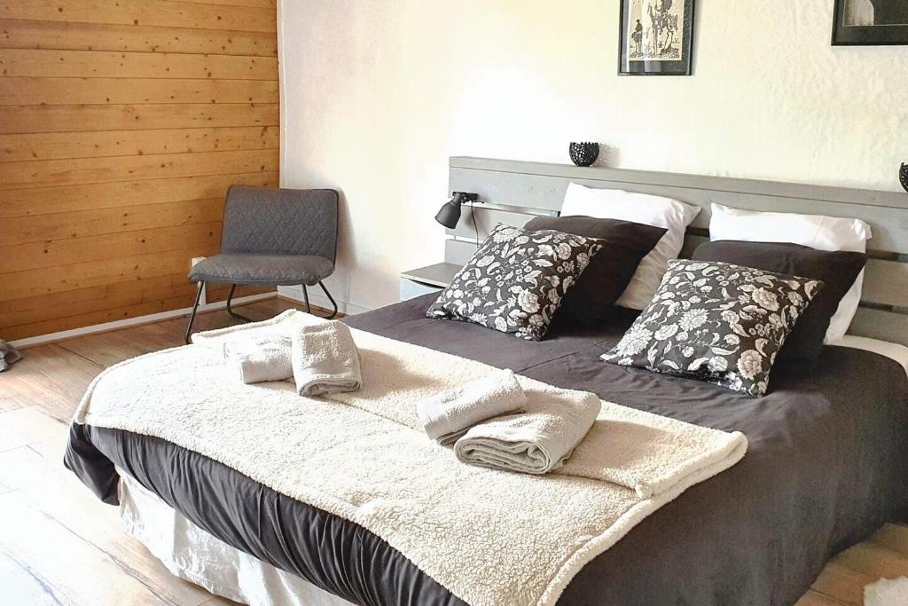 1 dormitorio con 1 cama grande y toallas. en Maison d'une chambre avec piscine partagee terrasse et wifi a Lignairolles en Lignairolles