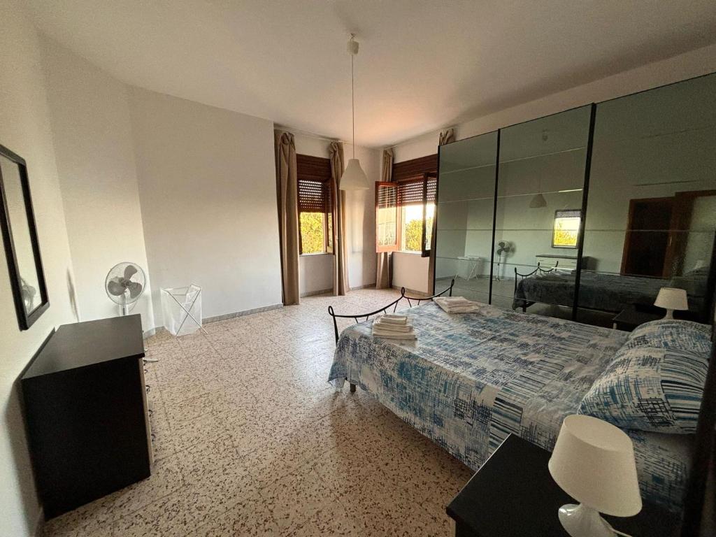 um quarto grande com uma cama e uma sala de estar em Casa vacanze al mare em Pisciotta