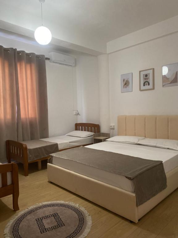 una camera con 2 letti e un tappeto di Vila M Vera Rooms with kitchen and Apartments a Durrës
