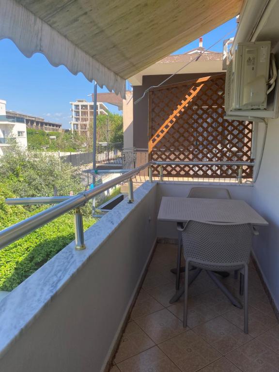 Rõdu või terrass majutusasutuses Vila M Vera Rooms with kitchen and Apartments