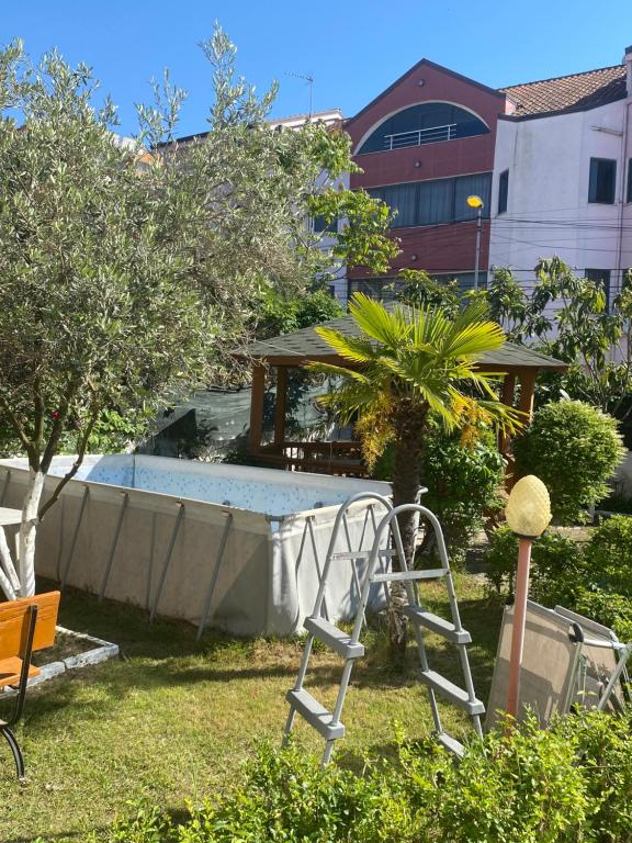 Aed väljaspool majutusasutust Vila M Vera Rooms with kitchen and Apartments