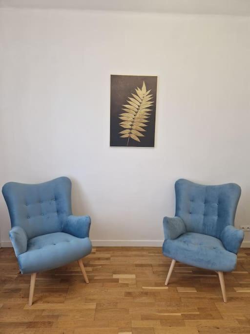 dos sillas azules sentadas una al lado de la otra en una habitación en SkyStudio, en Cracovia