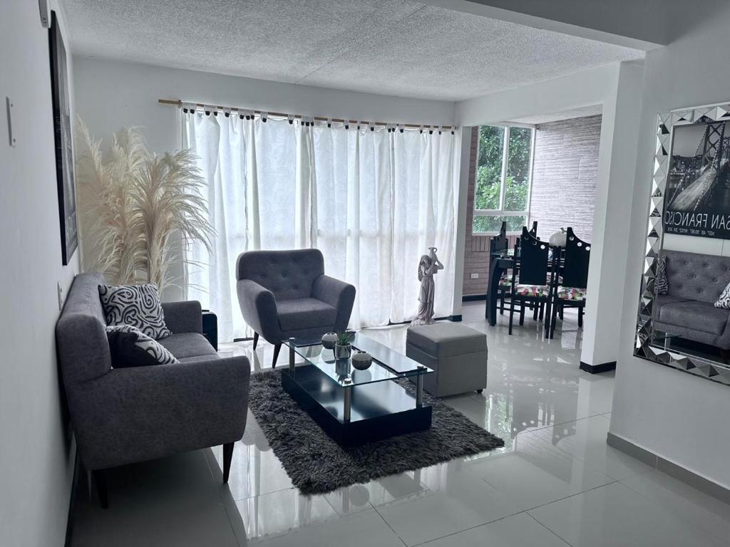 a living room with two chairs and a table at Apto en Palmira valle in Palmira