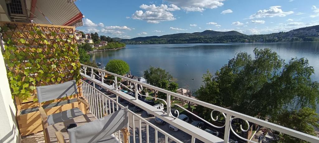 d'un balcon avec vue sur le lac. dans l'établissement CL μπροστά στην λιμνη, à Kastoria