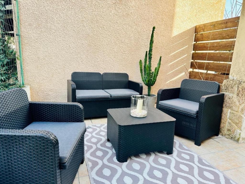 un patio con cuatro sillas y una mesa en Escapade à Vinon sur Verdon, en Vinon-sur-Verdon