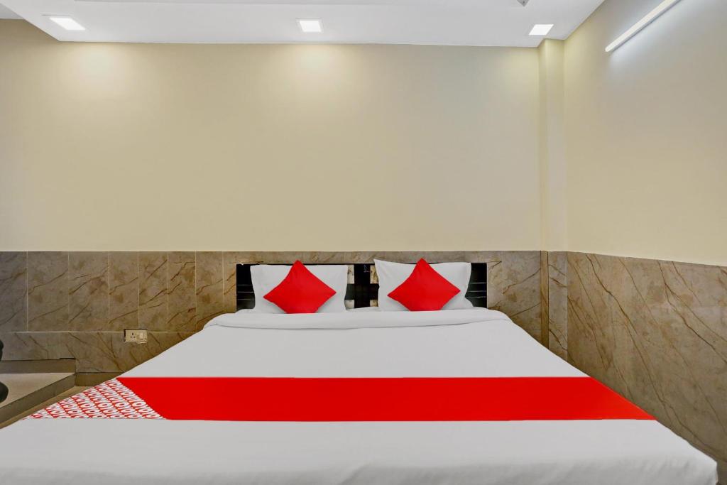 1 cama roja y blanca en una habitación en Flagship Welcome Hotel Near Dlf Avenue Saket, en Nueva Delhi