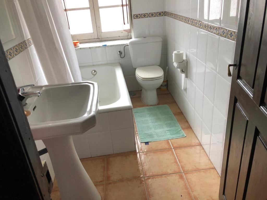 ein Bad mit einem Waschbecken, einem WC und einem Fenster in der Unterkunft La Casina de Paula 2 in Ríoseco