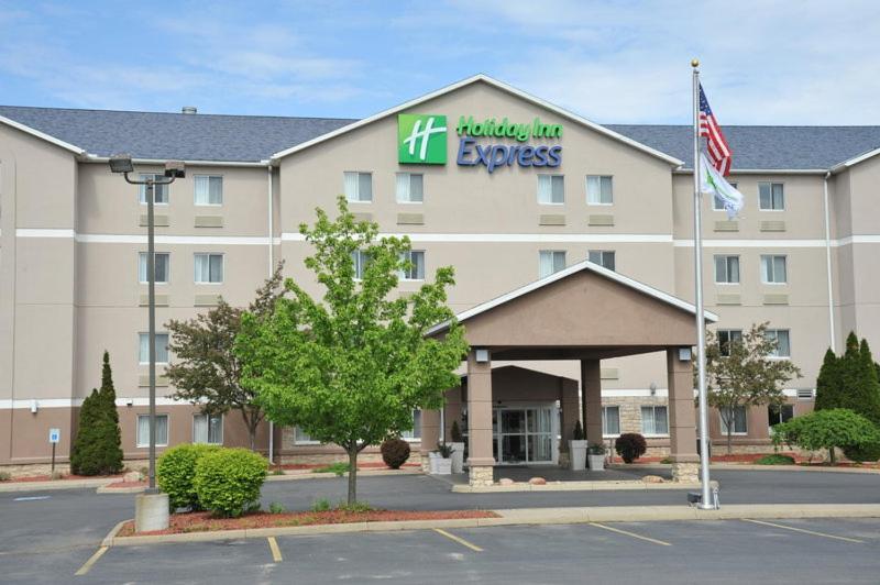 a building with a hotel in excess sign on it at Wingate by Wyndham Ashland in Ashland