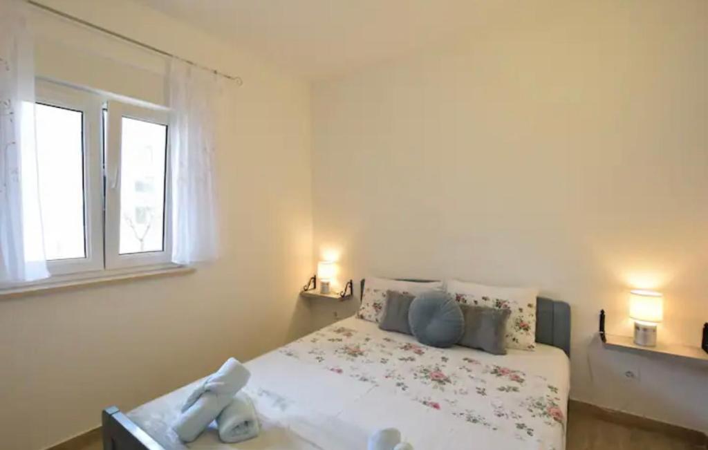 - une chambre blanche avec un lit et 2 fenêtres dans l'établissement Apartment Otto, à Novigrad