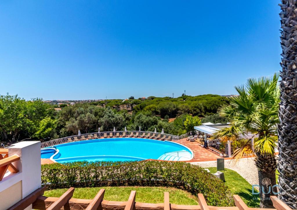 Villa con piscina y vistas en Cegonha Country Club, en Vilamoura