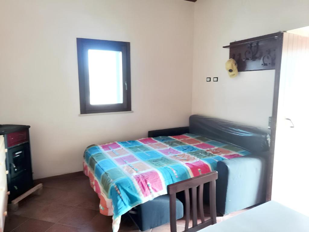 Zimmer mit einem Bett und einer Decke darauf in der Unterkunft Studio with furnished garden at Lercara Friddi in Lercara Friddi