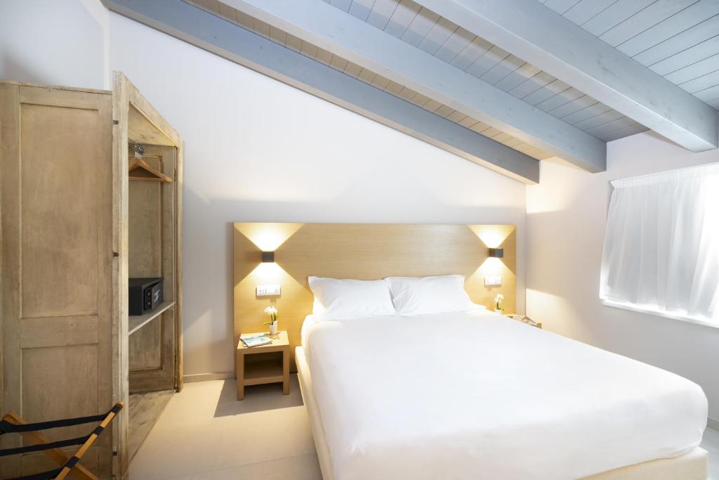 Postel nebo postele na pokoji v ubytování Ros'e Mari Green Home Hotel