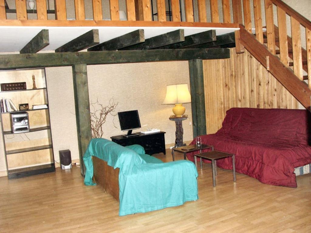 ein Wohnzimmer mit einem Bett und einem Tisch in der Unterkunft Studio avec wifi a Beaumont du Perigord in Beaumont-du-Périgord