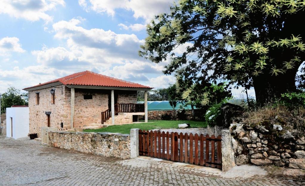 un edificio de ladrillo con una valla delante en 2 bedrooms house with enclosed garden and wifi at Parada en Parada