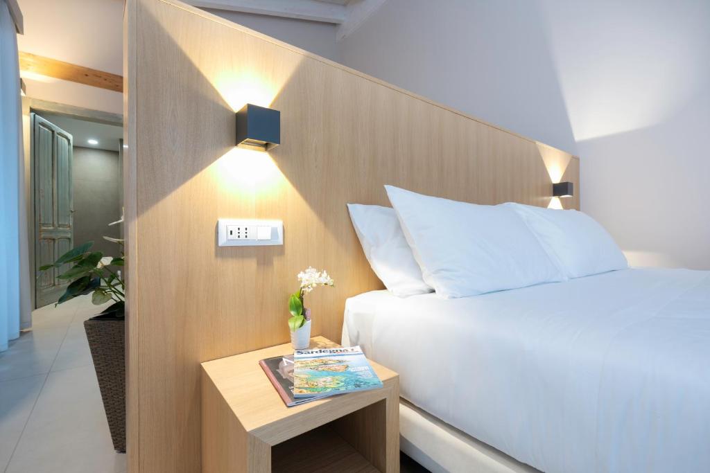 Postel nebo postele na pokoji v ubytování Ros'e Mari Green Home Hotel