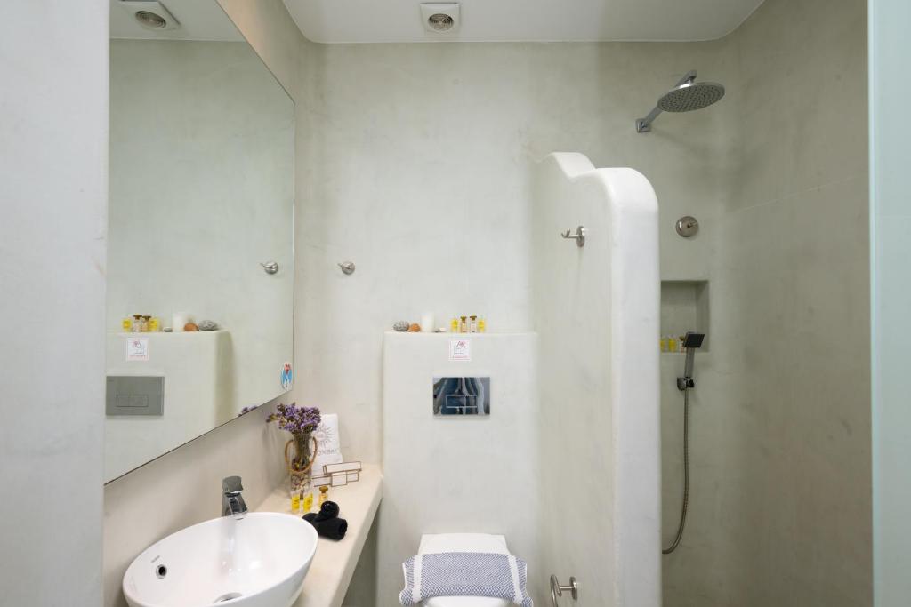 Koupelna v ubytování Hyades - Downtown Suites, Mykonos Town