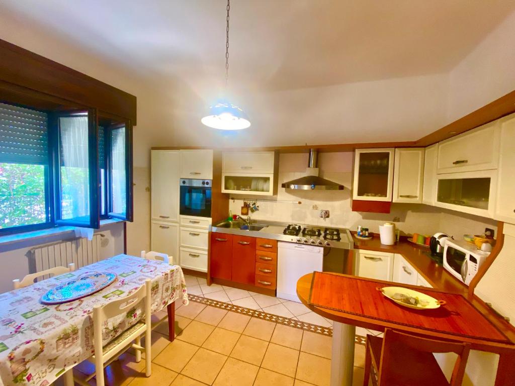 A kitchen or kitchenette at Un posto al sole