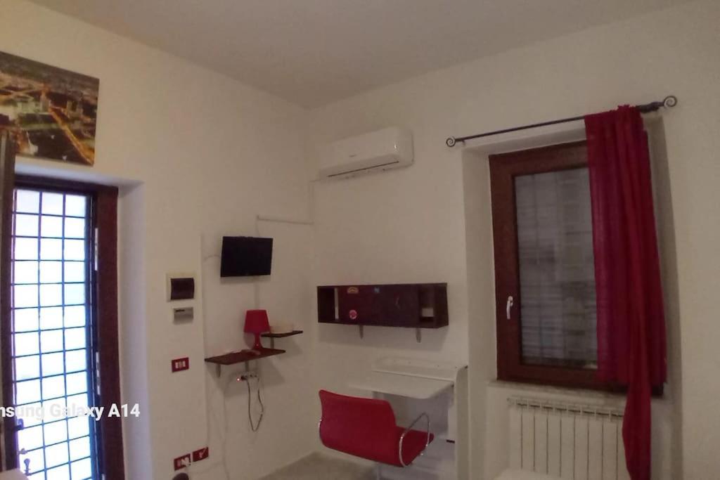 - un salon avec une chaise rouge et une fenêtre dans l'établissement Sea Loft Pr, à Pescara