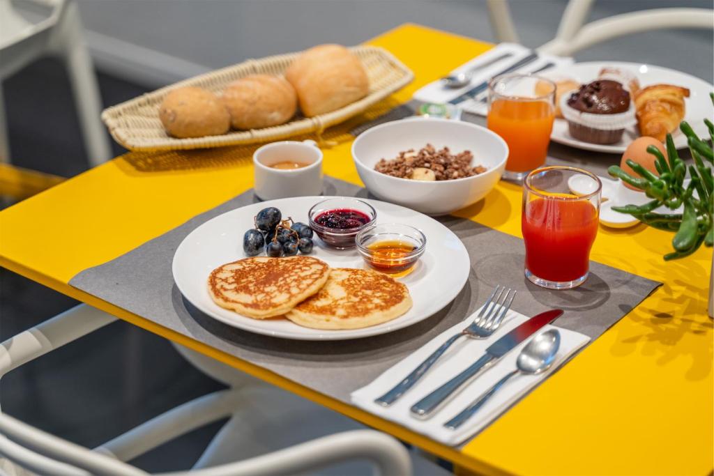 un tavolo con un piatto di pancake e altri prodotti per la colazione di On The Rock ad Arco